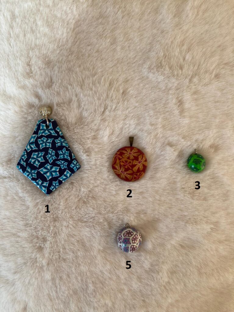 Pendentifs aux motifs floraux en pâte FIMO